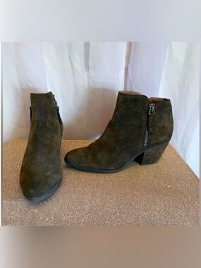 Frye & Co. Women’s Judith Ankle Booties Brown with Classic Zip Side Heel Size 7
